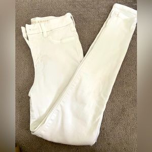 AMERICAN EAGLE CURVEY HI-RISE JEGGING